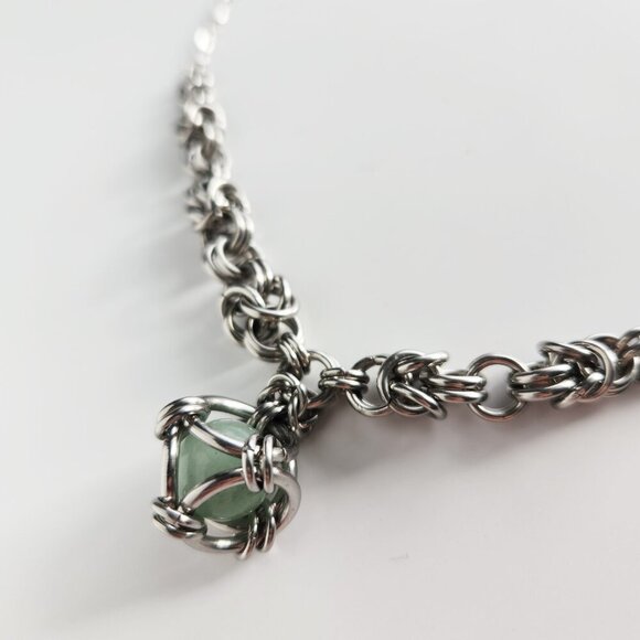 Gothic chunky silver choker necklace ✦ Green caged pearl chainmaille necklace - Picture 6 of 8